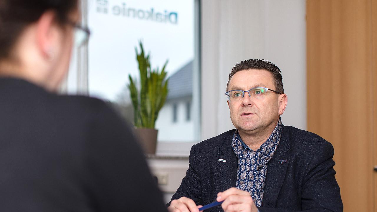 Beratung der Regionalen Diakonie Ein Mann berät eine Frau
