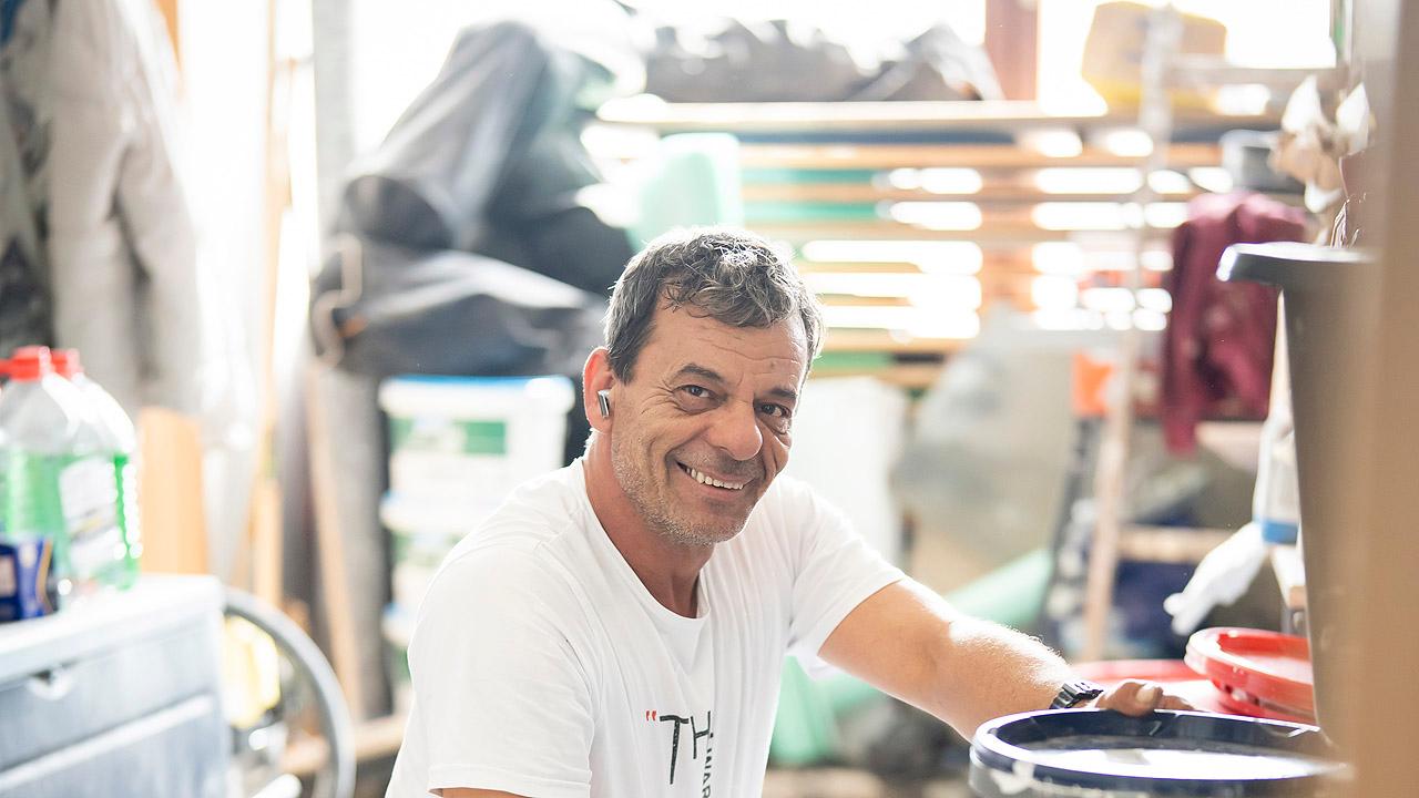 Ein 50-Jähriger Handwerker im Arbeitsumfeld