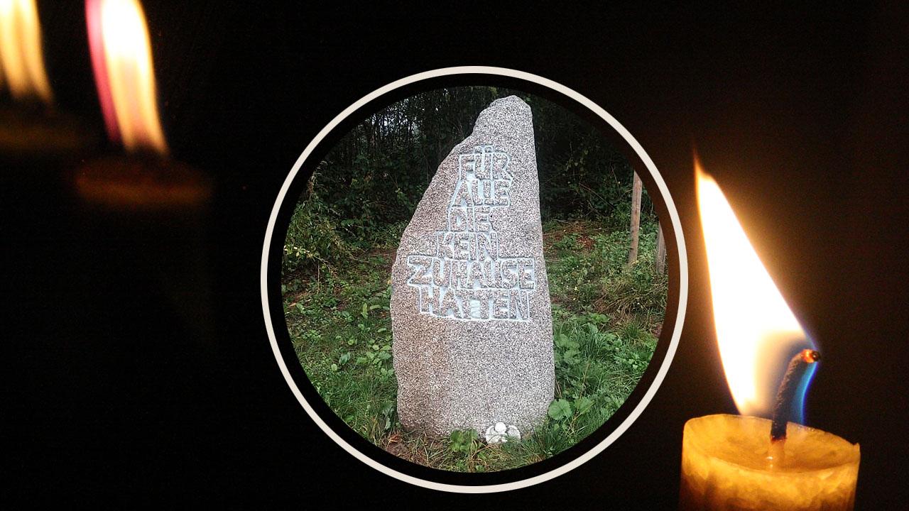 Bild mit Kerzen, in das ein Gedenkstein eingeblendet ist