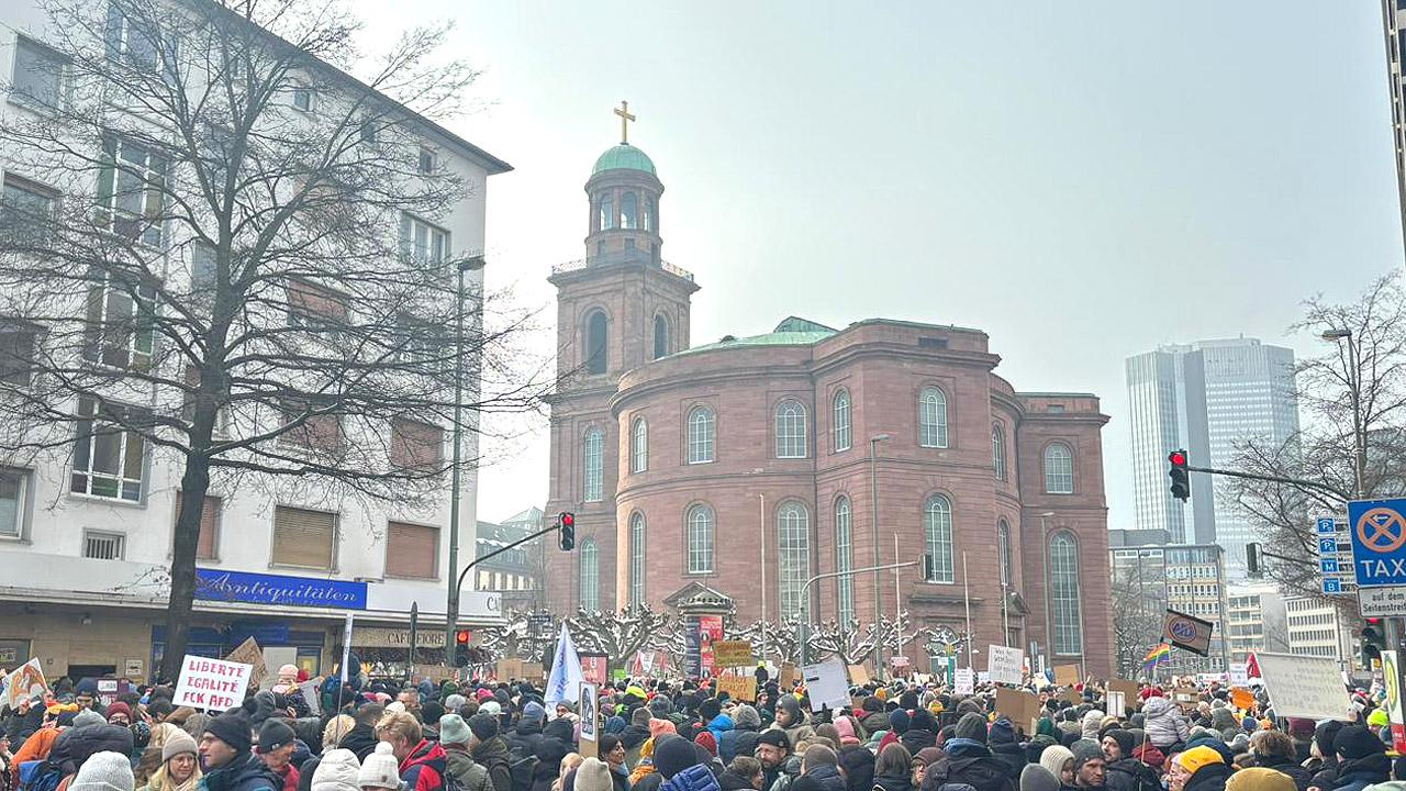 Demonstrationszug an der Paulskirche