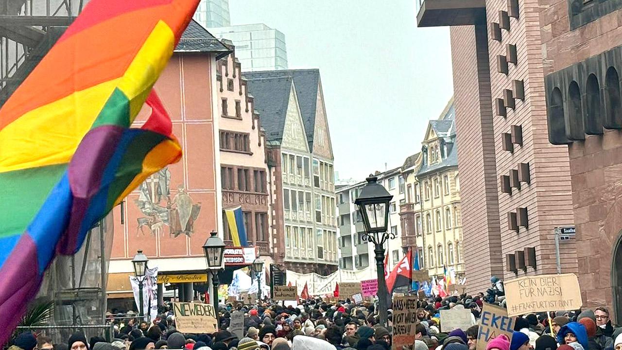 Der Demonstrationszug schlängelt sich durch die Frankfurter Altstadt