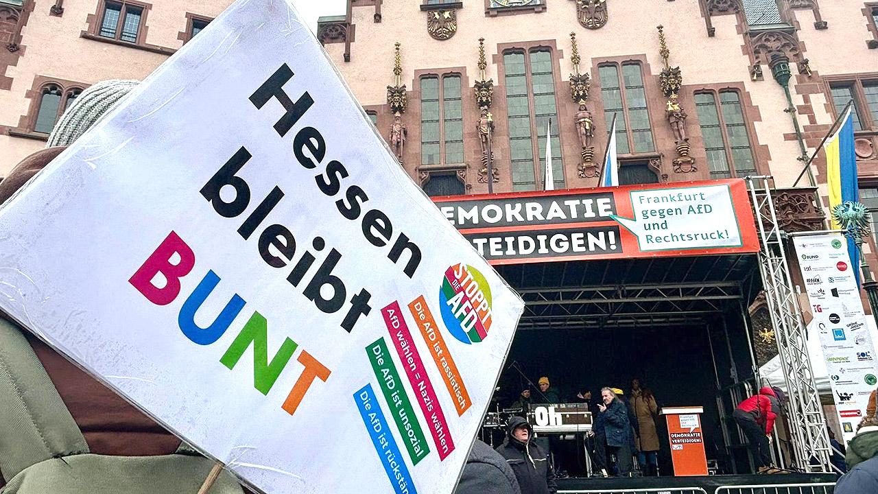 Kundgebung vor dem Frankfurter Römer - eine Fahne mit der Aufschrift "Hessen ist bunt"