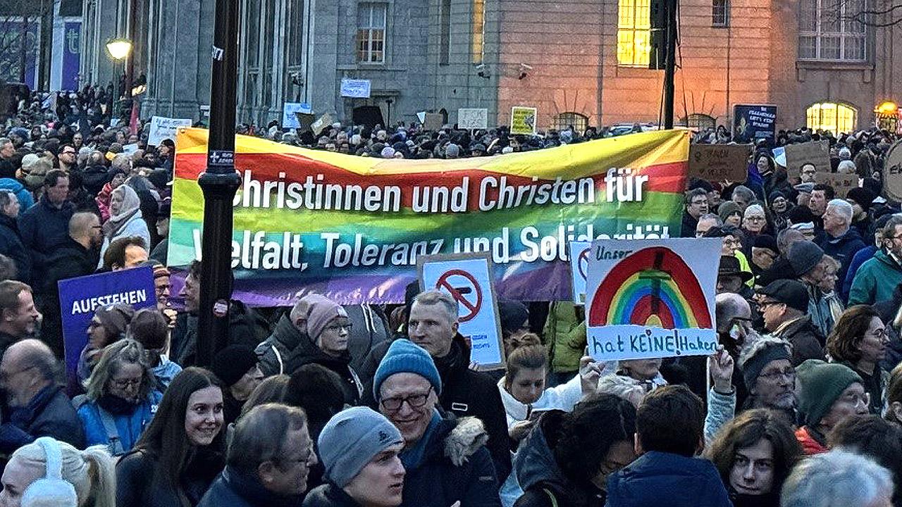 Demonstration mit Plakat: Christinnen und Christen für Vielfalt, Toleranz und Solidarität in Darmstadt 