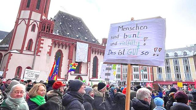 Demonstration Plakat - "Menschen sind bunt und vielfältig. Das ist gut so!"