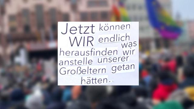 Demonstrationsplakat Plakat - "Jetzt können wir endlich herausfinden, was wir anstelle unserer Großeltern getan hätten."