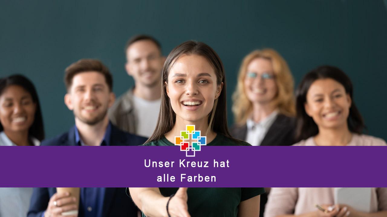Eine Frau streckt die Hand aus und geht auf eine imaginäre Person zu, dahinter freundlich blickende Menschen