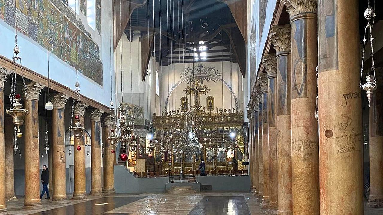 Geburtskirche in Bethlehem Innere eines Kirchenschiffs