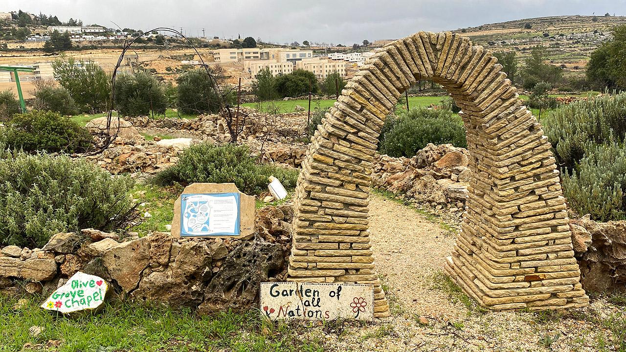 Garten in Palästina Tor, das zu einem Garten führt