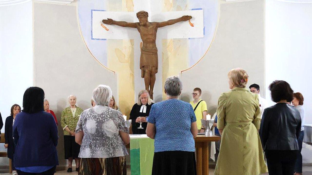 Abendmahl in Kiew Menschen im Kreis beim Abendmahl