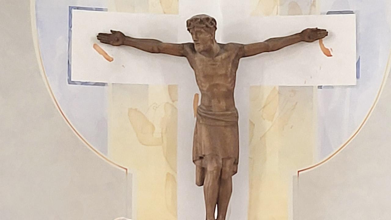 Jesus Geschnitzter Jesus am Kreuz