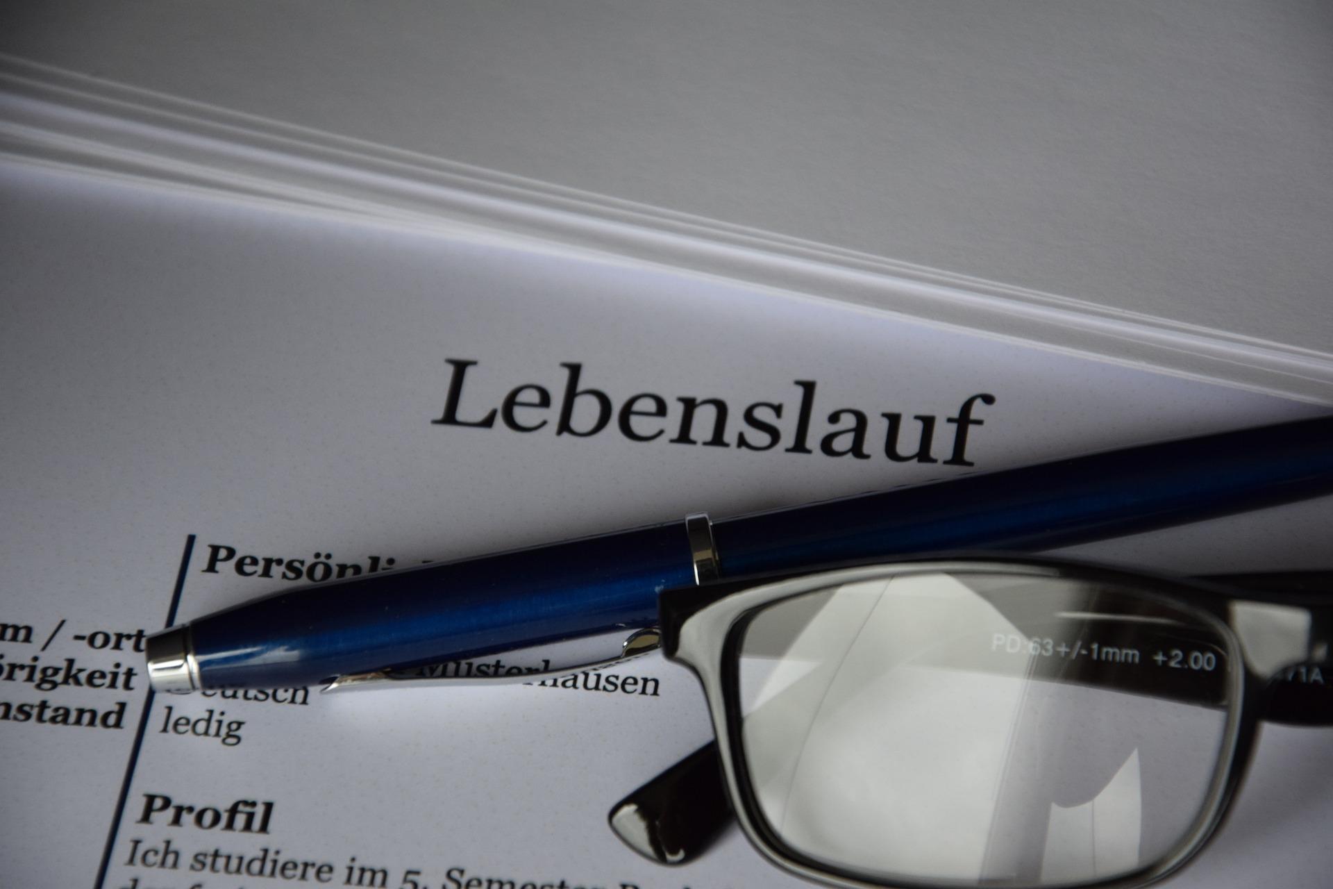 Lebenslauf Lebenslauf, Stift und Brille