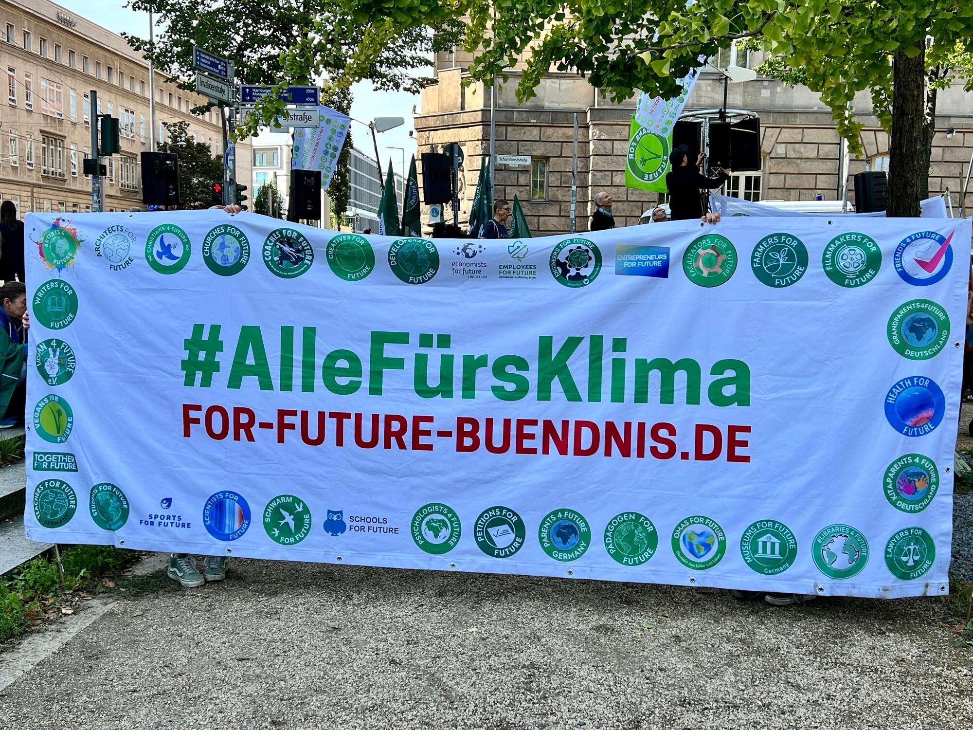 Banner vom "For Future Bündnis" beim Klimastreik in Berlin 2022.