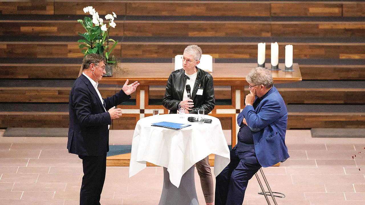 Talkrunde mit drei Personen