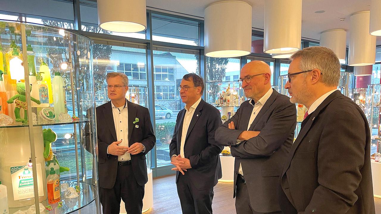 Betriebsbesuch "Frosch" Gruppenbild vor Vitrine mit Frosch-Reinigungsprodukten