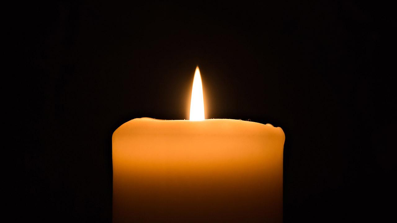 Eine brennende Kerze