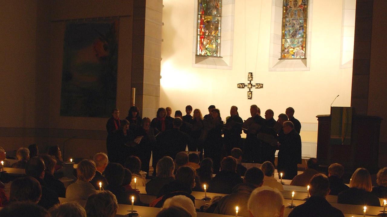 Taizé Gottesdienst in Dunkelheit mit leuchtenden Kerzen