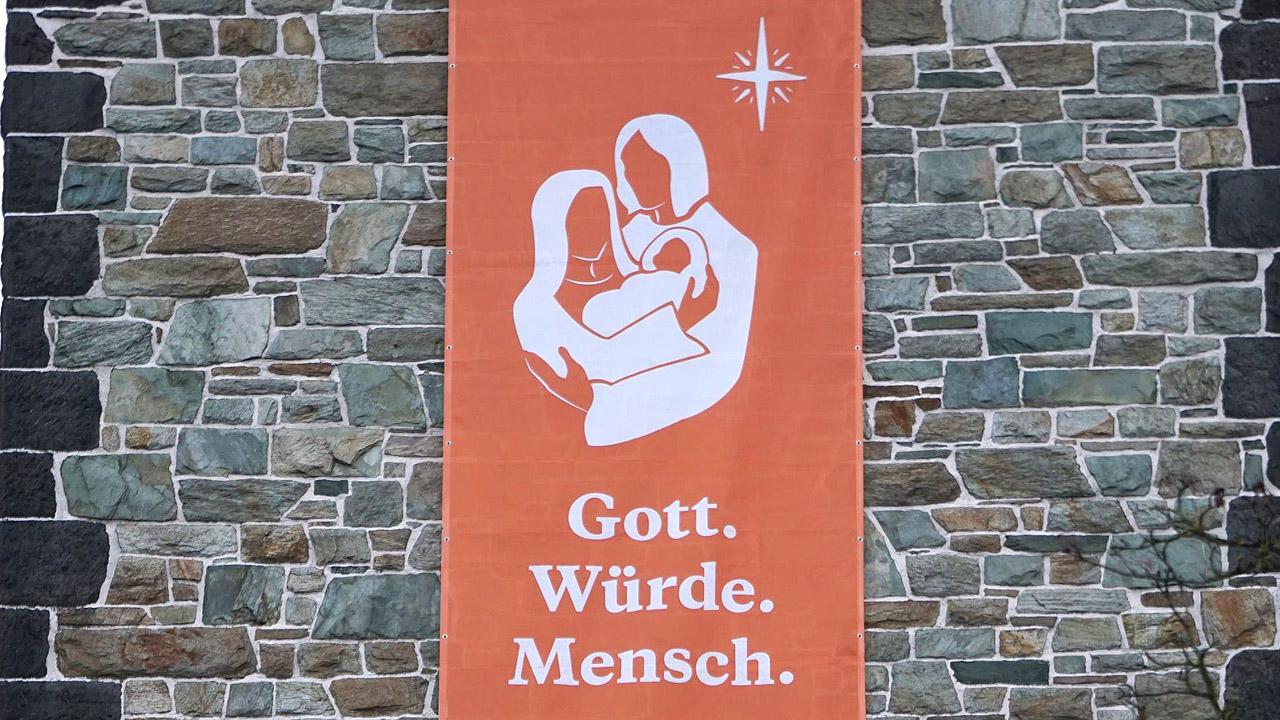 Brot für die Welt Gott. Würde. Mensch. - Orange-weißer Weihnachts-Banner von "Brot für die Welt"