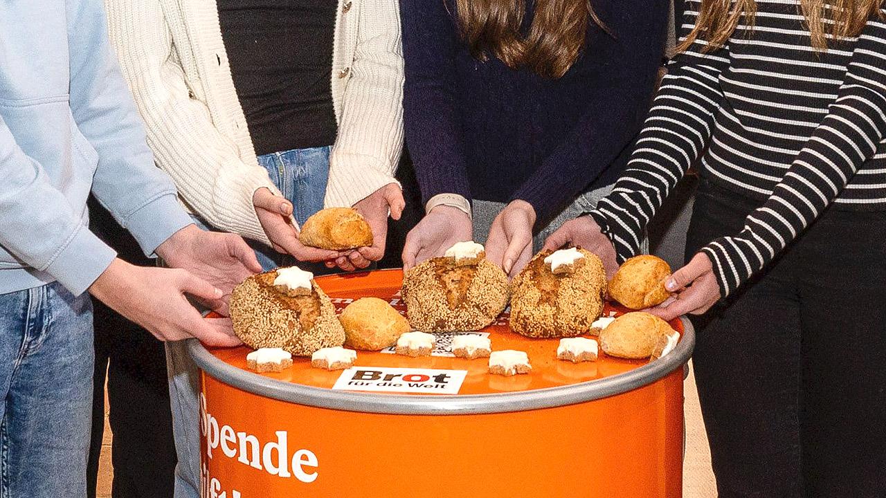 Brote, die von Händen umrahmt sind