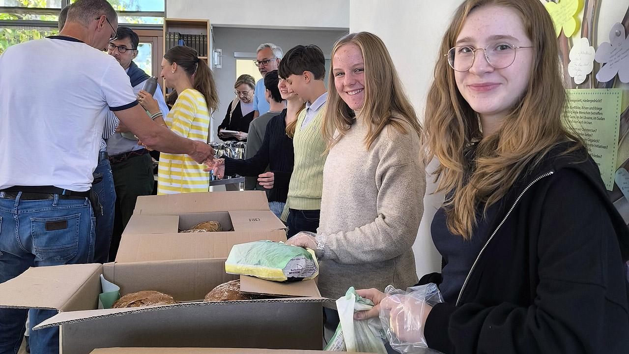 5000 Brote Junge Menschen packen Brote in Kartons