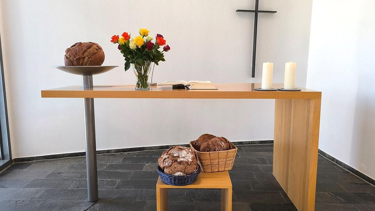 5000 Brote Altar mit Brot und Blumen