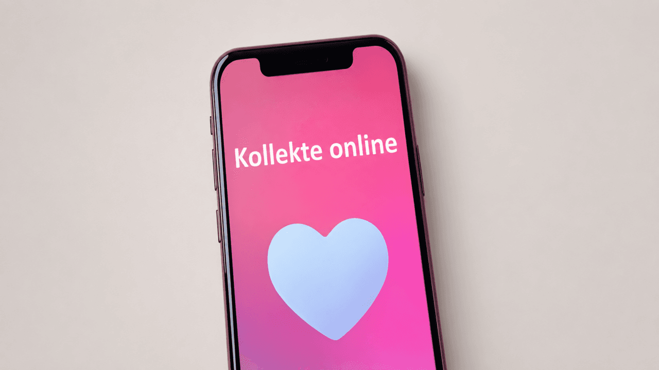 Ein Smartphone mit pinkem Bildschirm und der Aufschrift „Kollekte online“ sowie einem Herzsymbol steht vor einem neutralen, hellen Hintergrund.