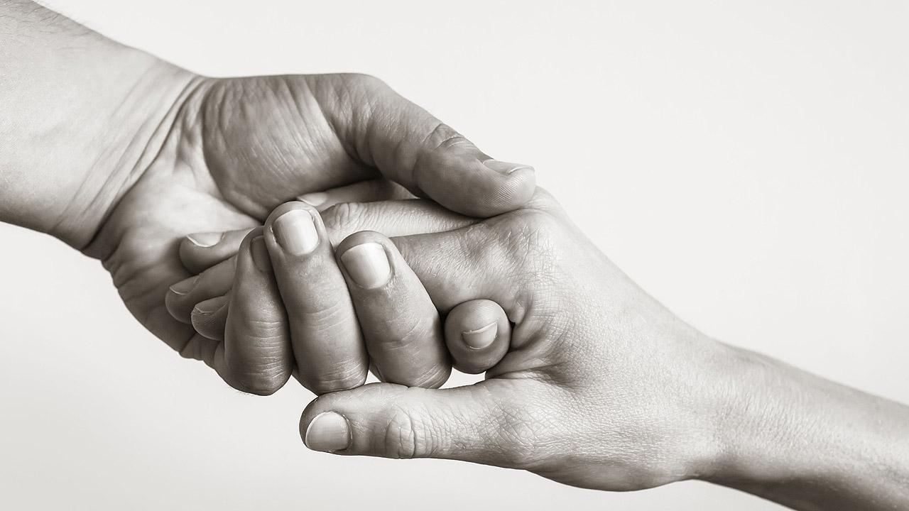 Hand fasst in eine andere Hand