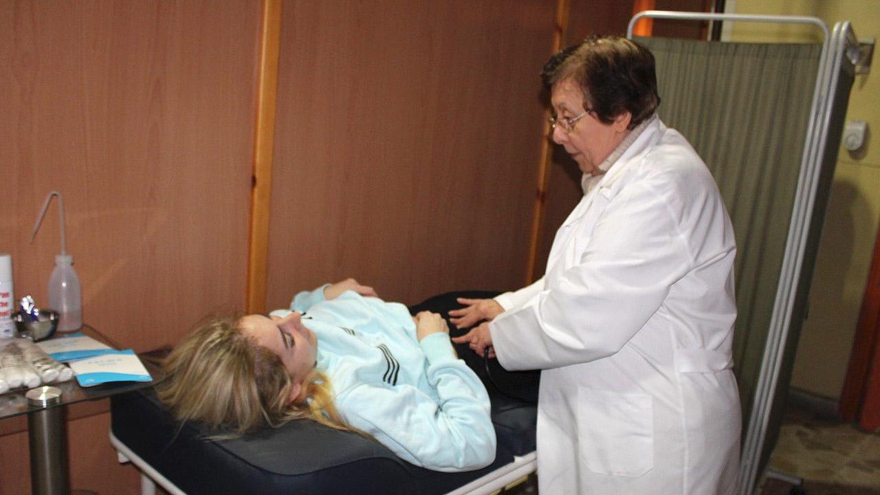 Medizinische Untersuchung Eine Ärztin untersucht eine Patientin
