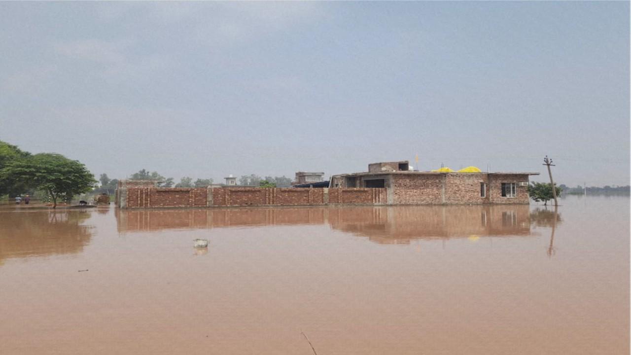 Überschwemmung Amritsar Gebäude stehen im Wasser