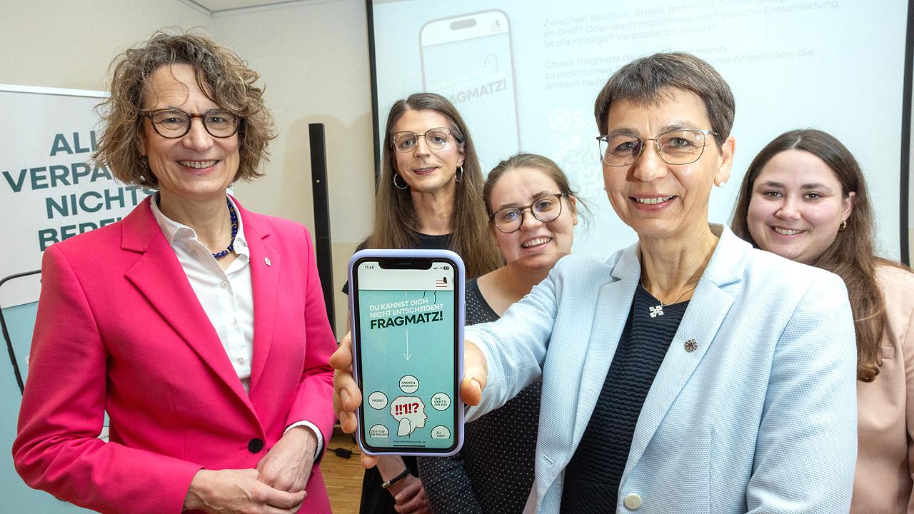 Sabine Bertram-Schäfer und Christiane Tietz Sabine Bertram-Schäfer mit Smartphone und Christiane Tietz