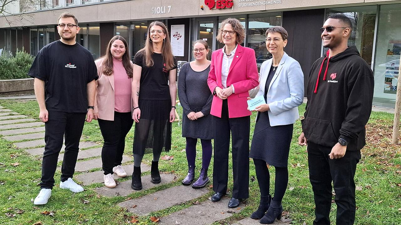 Gruppenbild Frag Matz Gruppenbild mit jungen Leuten und leitenden Geistlichen