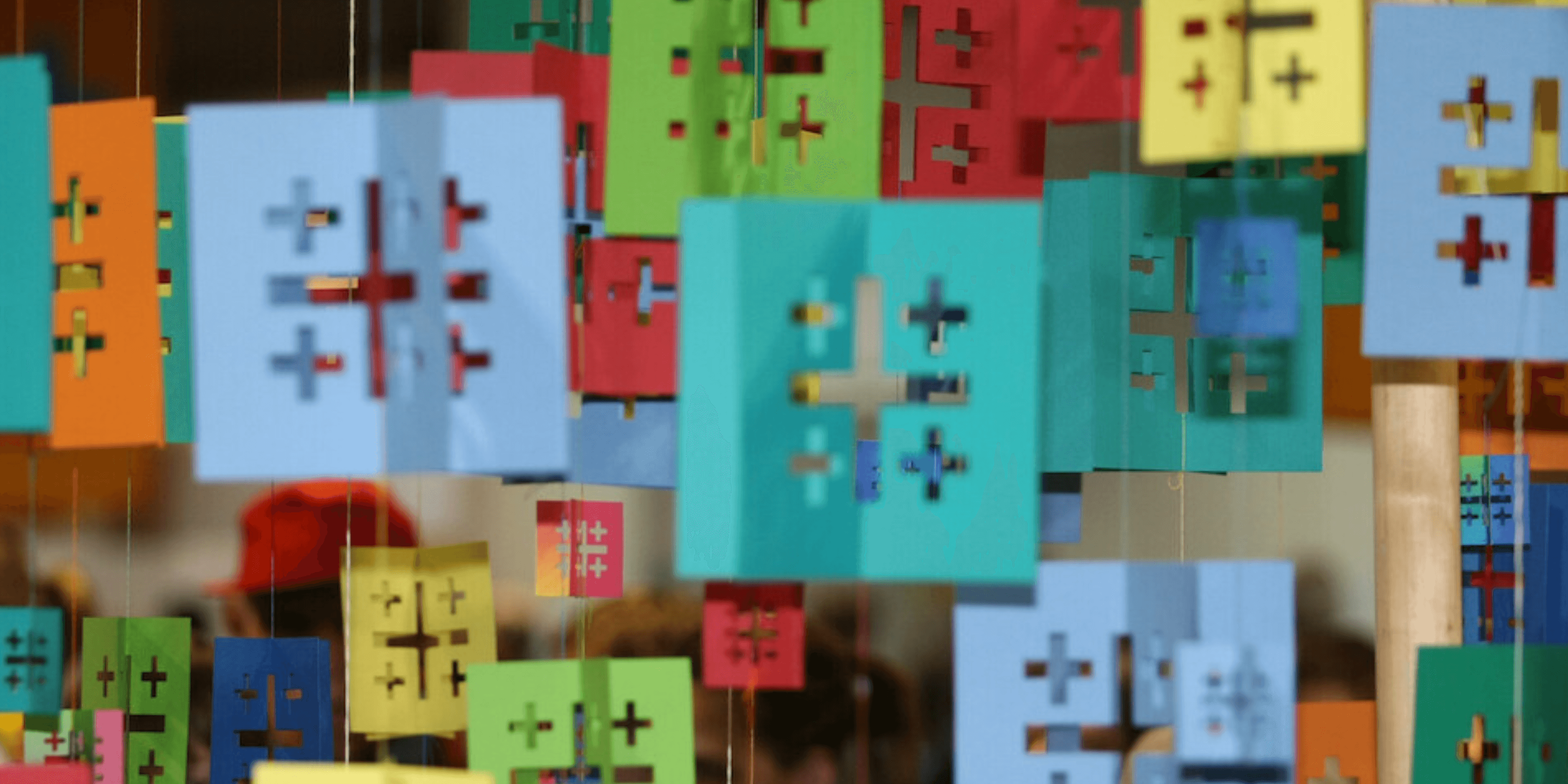 Hängende, bunte Papierkreuze