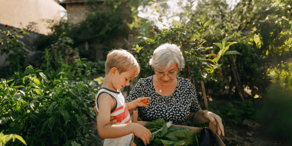 Oma mit Enkel im Garten