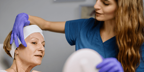 Eine Ärztin berät eine Patientin vor der Schönheitsoperation