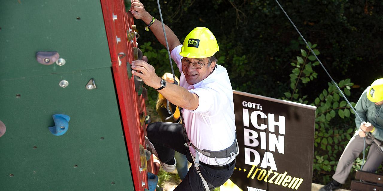 Kirchenpräsident Jung an der Kletterwand