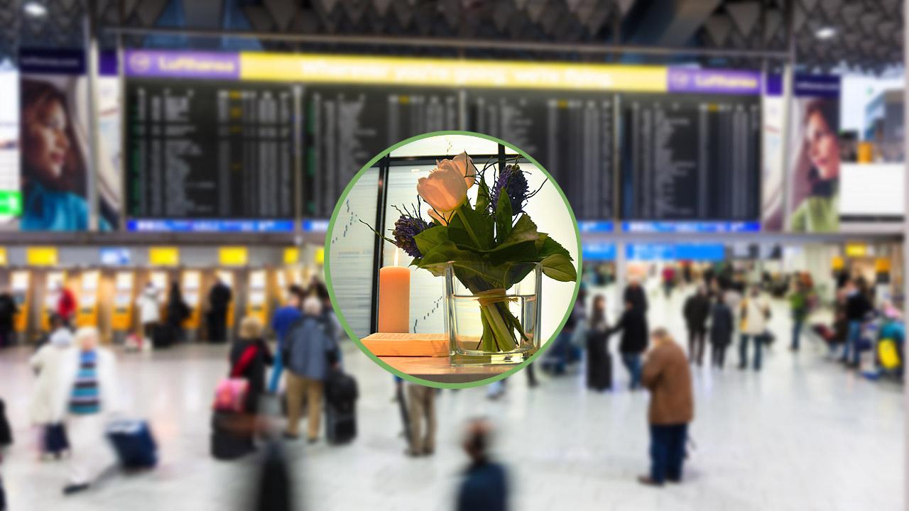 Flughafenseelsorge Frankfurter Flughafen mit Anschlagtafel, in der Mitte ein Stilleben mit Blumen und Kerzen drübergelegt