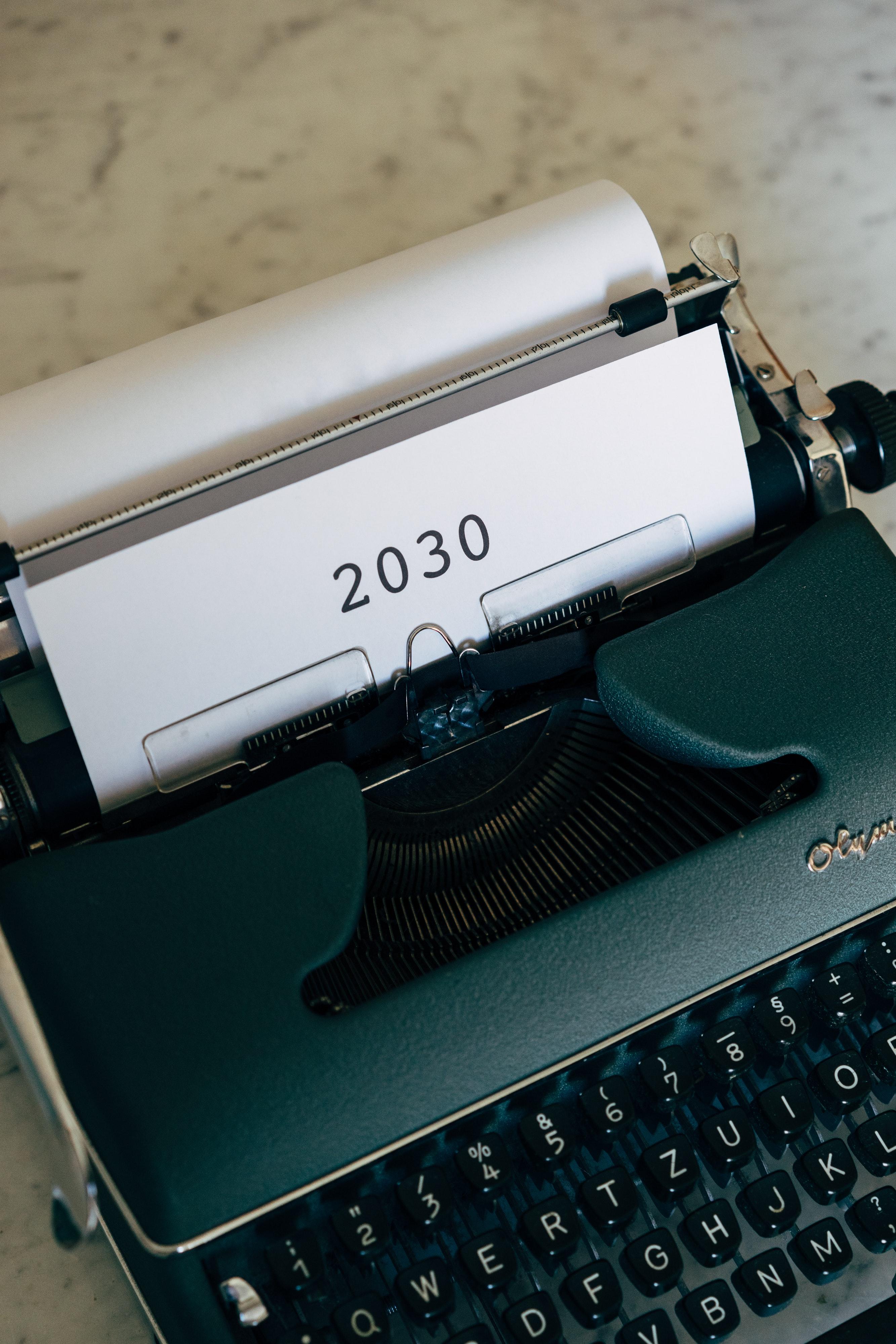 Alte Schreibmaschine mit eingespanntem Papier auf dem 2030 steht