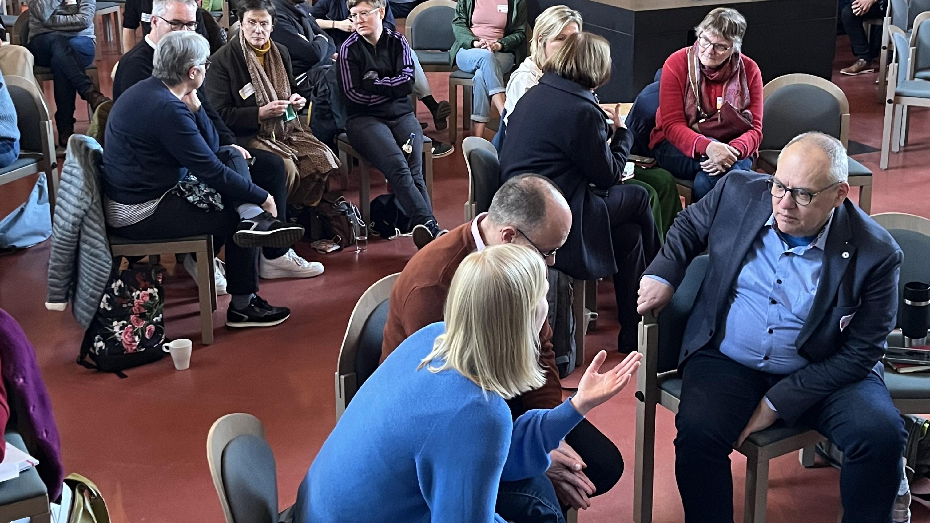 Zukunftswerkstatt Mainz Gespräch Personen sitzen in Gruppen zusammen und reden miteinander