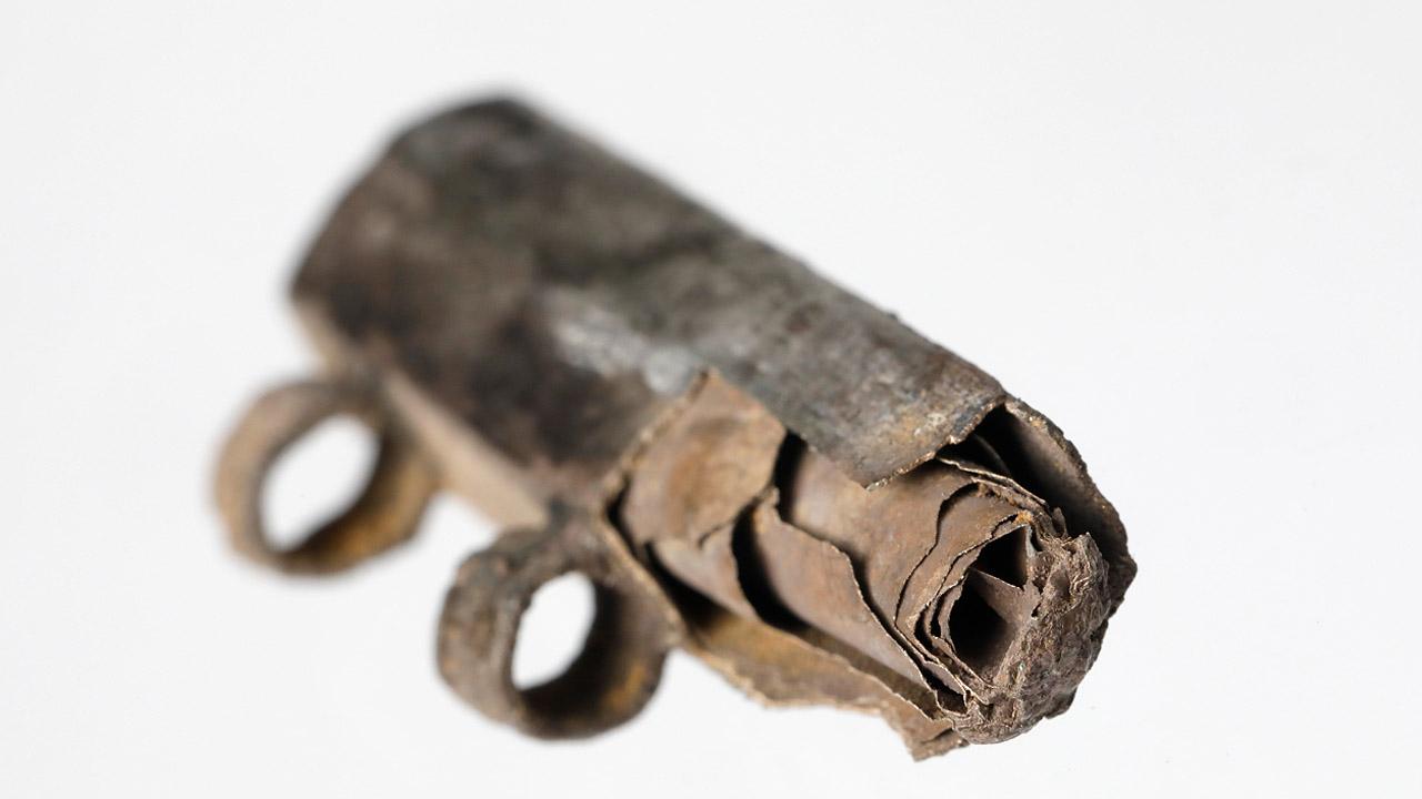 Frankfurter Silberinschrift Ein längliches Metalldöschen mit eingerolltem Blech