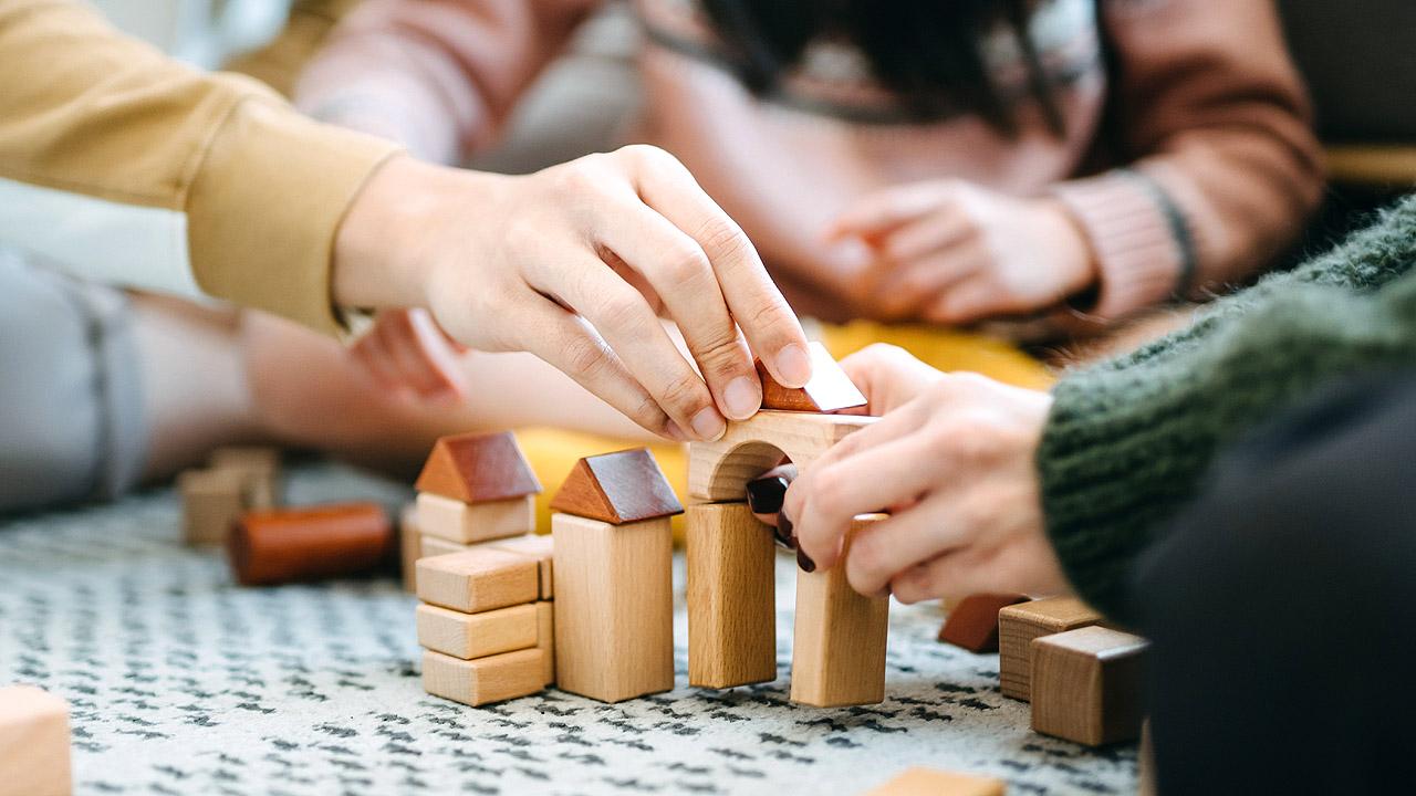 Mit Holzbausteinen eine Kirche bauen