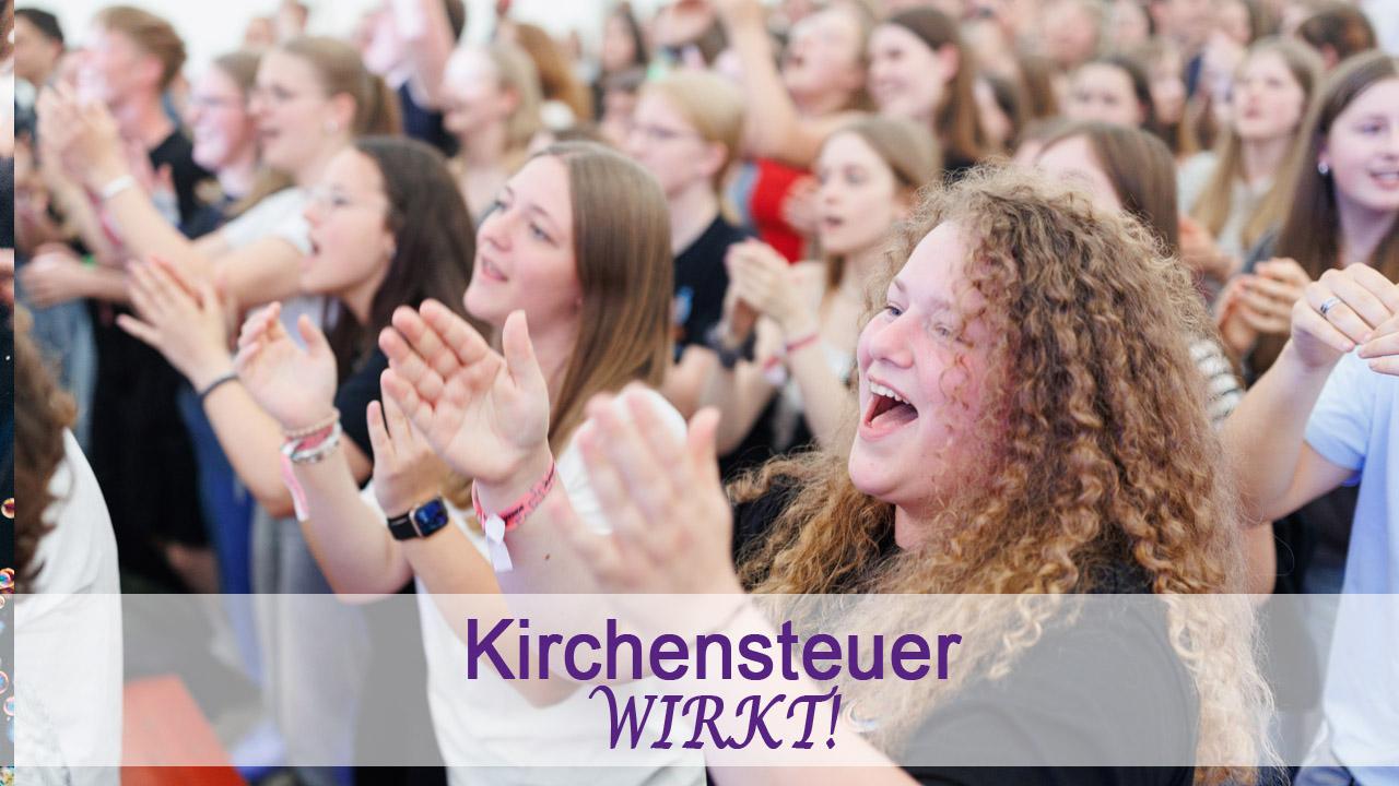 Klatschendes Mädchen im Gottesdienst