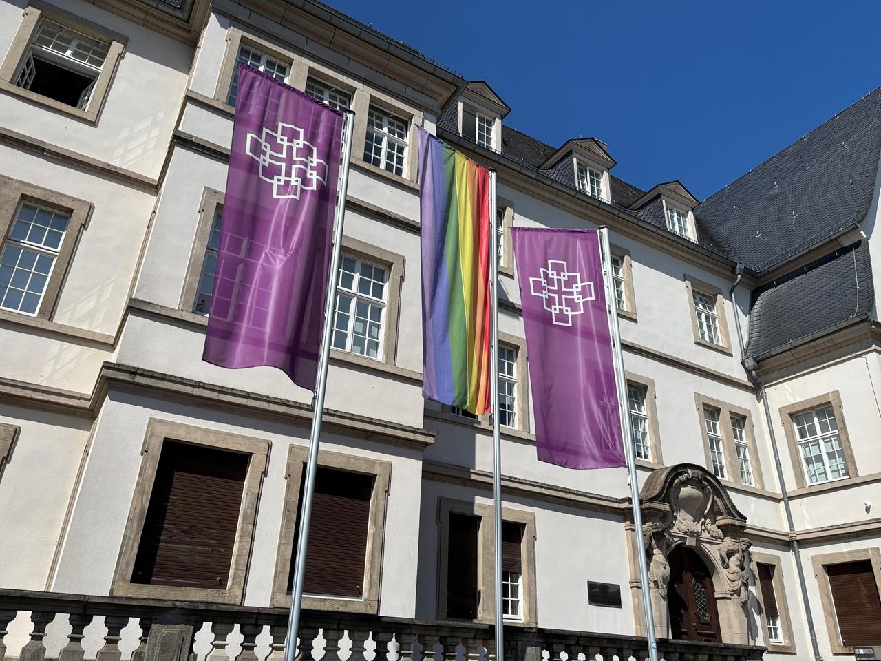 EKHN-Fahnen und Regenbogenfahne EKHN-Fahnen und Regenbogenfahne vor dem Verwaltungsgebäude