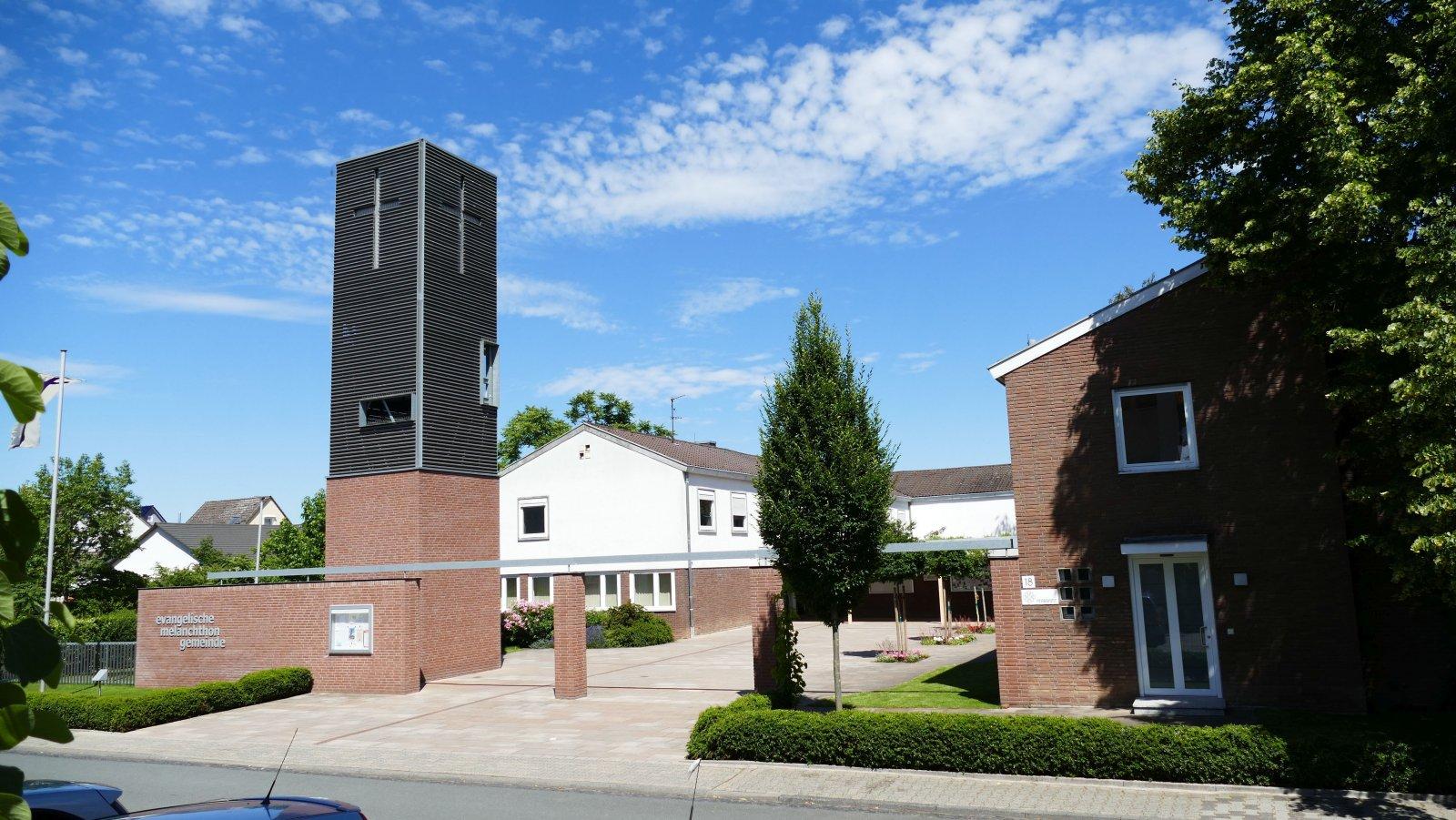 Moderner Kirchturm und Kirchengebäude