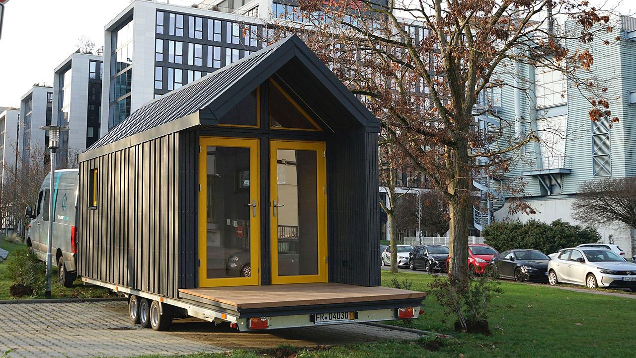 Tiny Church Kleine, schwarz gestrichene Kirche in Form eines Hüttchens auf einem Anhänger