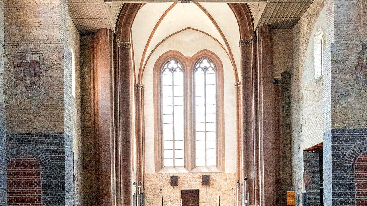 Blick auf Kirchenfenster im Innenraum einer Kirche