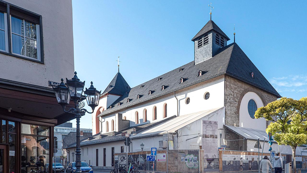 Außenansicht einer gedrungenen Kirche