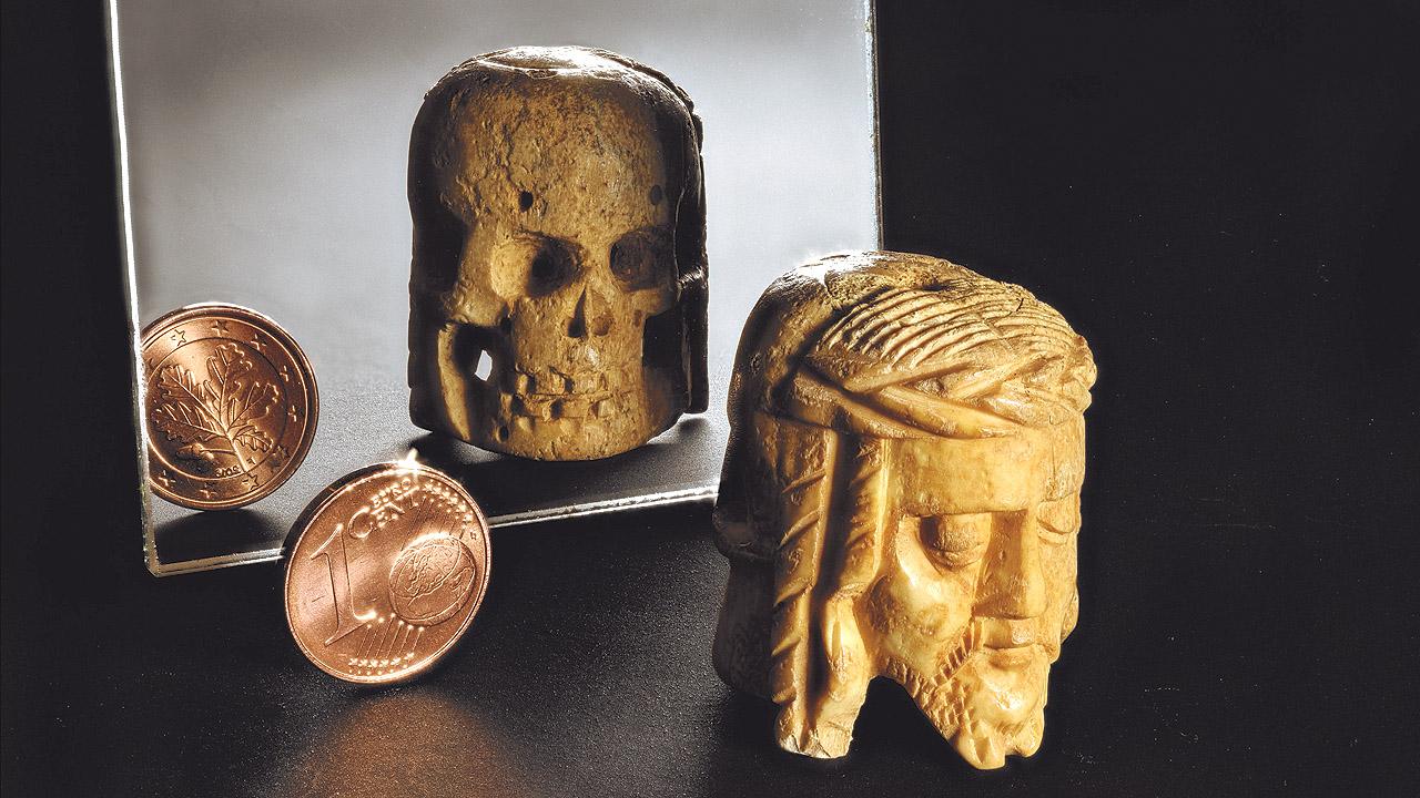 Wendekopf Kopf: Vorne das Gesicht Jesu, hinten ein Skelettkopf - aus Knochen