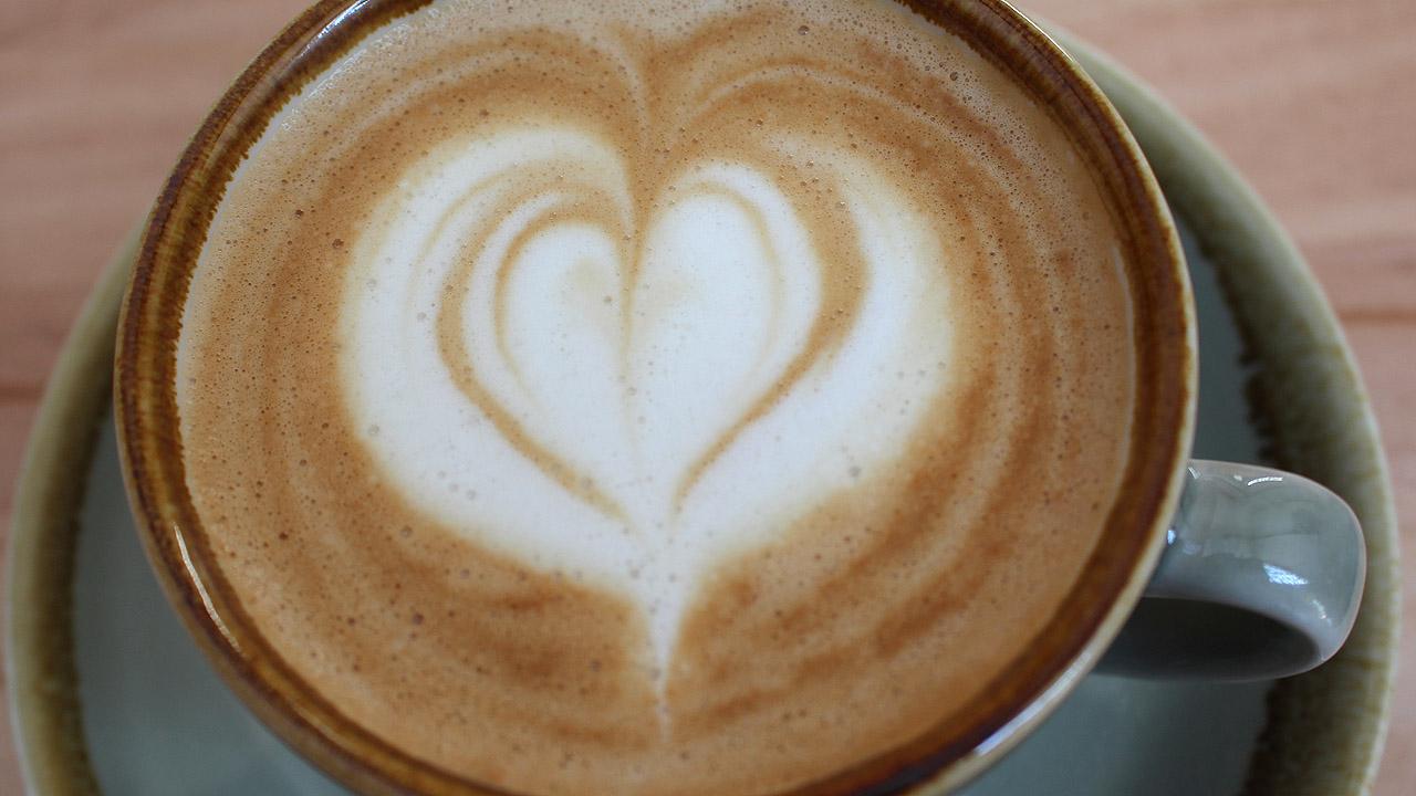 Kaffee Mit Milchschaum dekoriertes Herz in einer Kaffeetasse