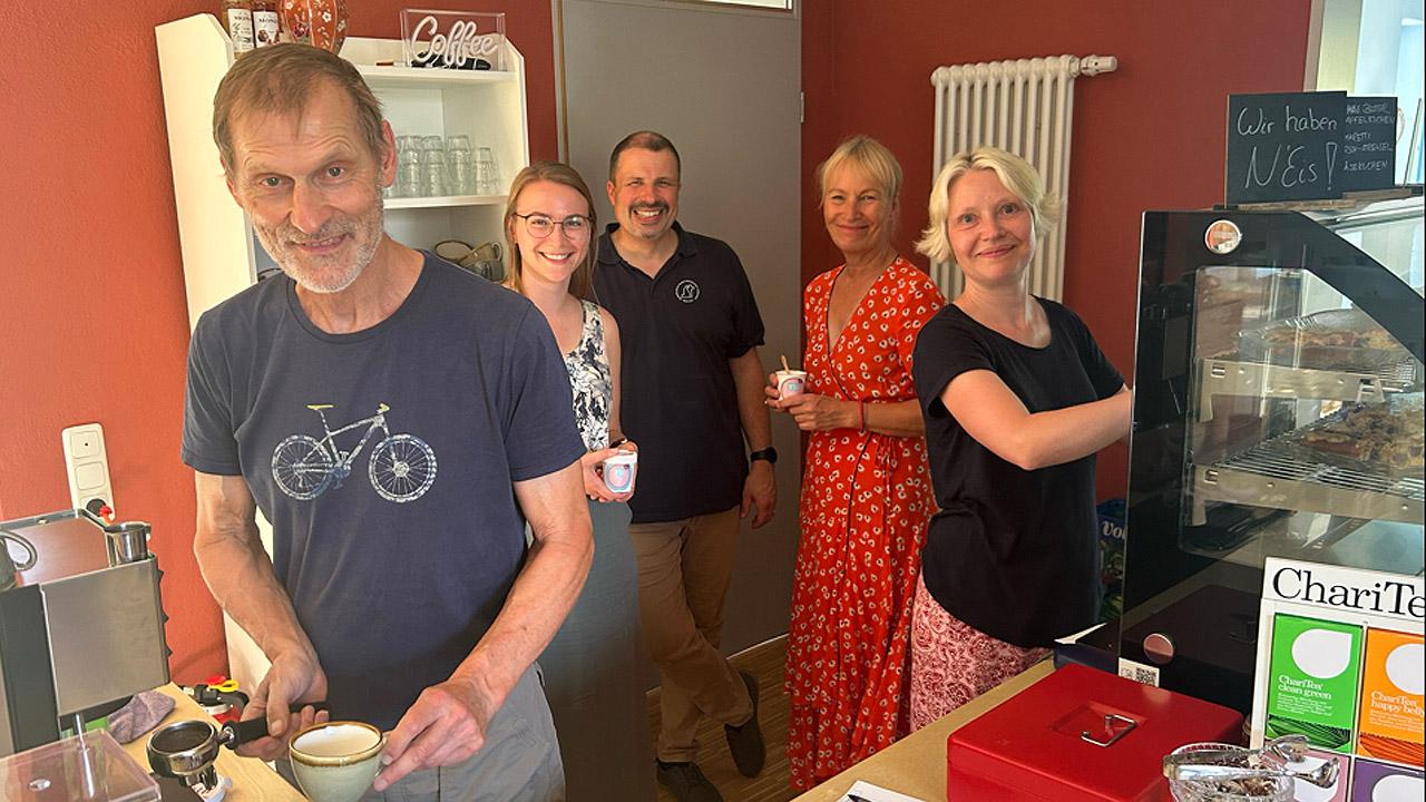 Cafédrale  Gruppenbild mit fünf Menschen in einer Küche