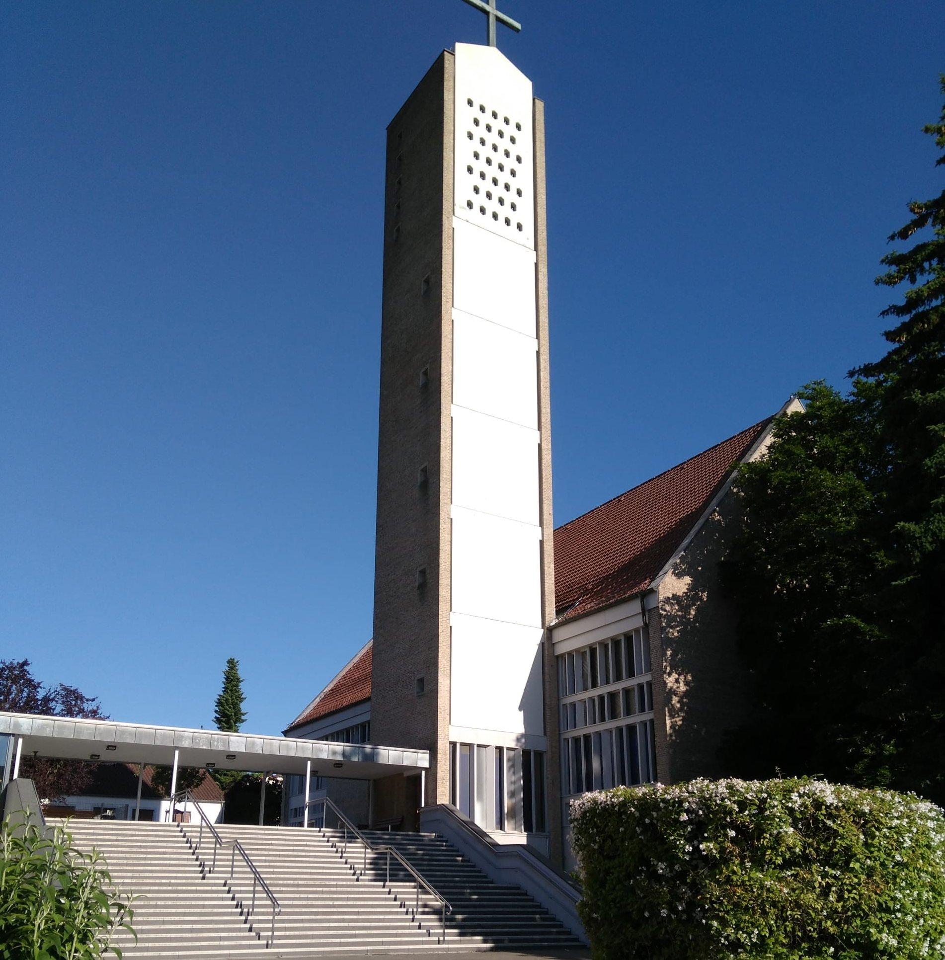 Treppenaufgang und moderner Kirchturm