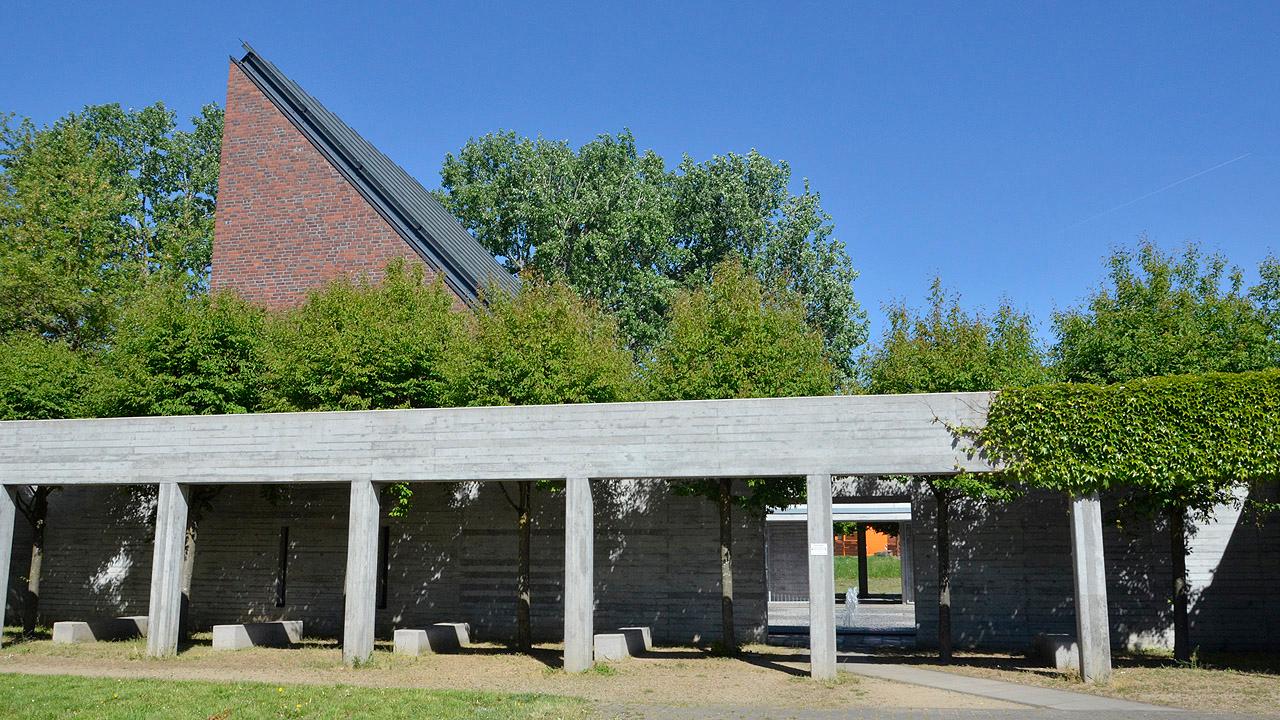 Autobahnkirche Autobahnkirche mit überdachtem Gang